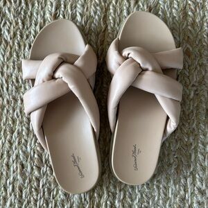 NWOT Universal threads Tan Puffy Sandal size 9